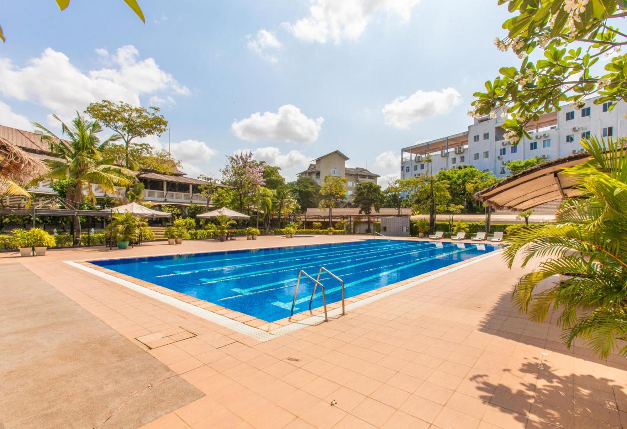 Cambodian Country Club Hotel Phnom Penh Exterior foto