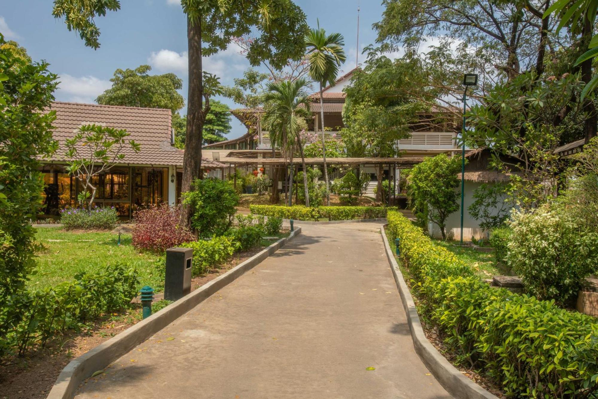 Cambodian Country Club Hotel Phnom Penh Exterior foto