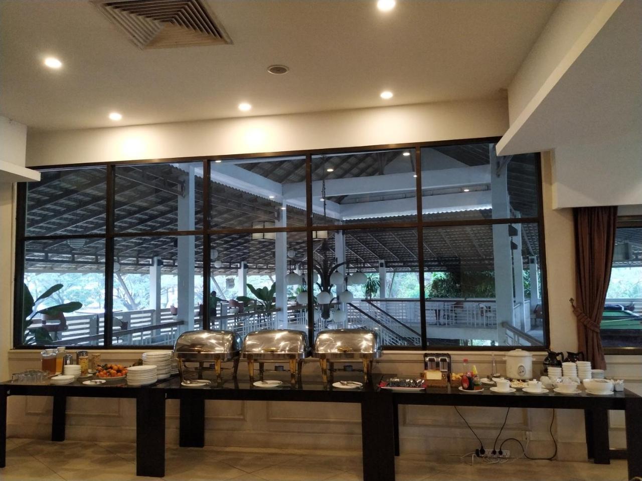 Cambodian Country Club Hotel Phnom Penh Exterior foto
