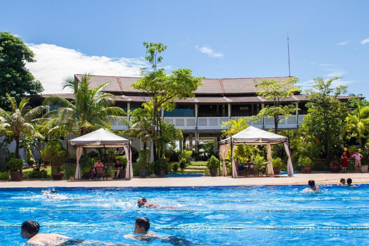 Cambodian Country Club Hotel Phnom Penh Exterior foto