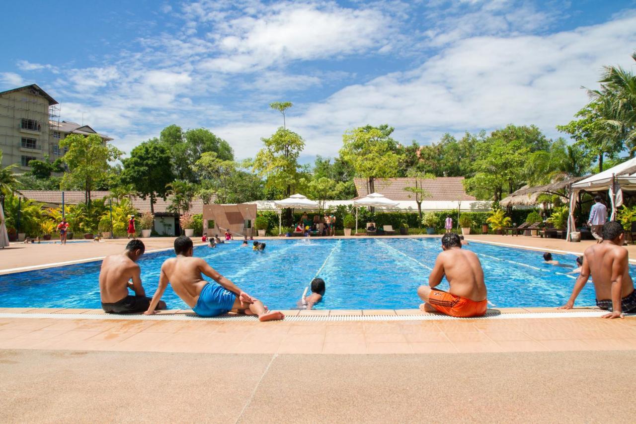Cambodian Country Club Hotel Phnom Penh Exterior foto